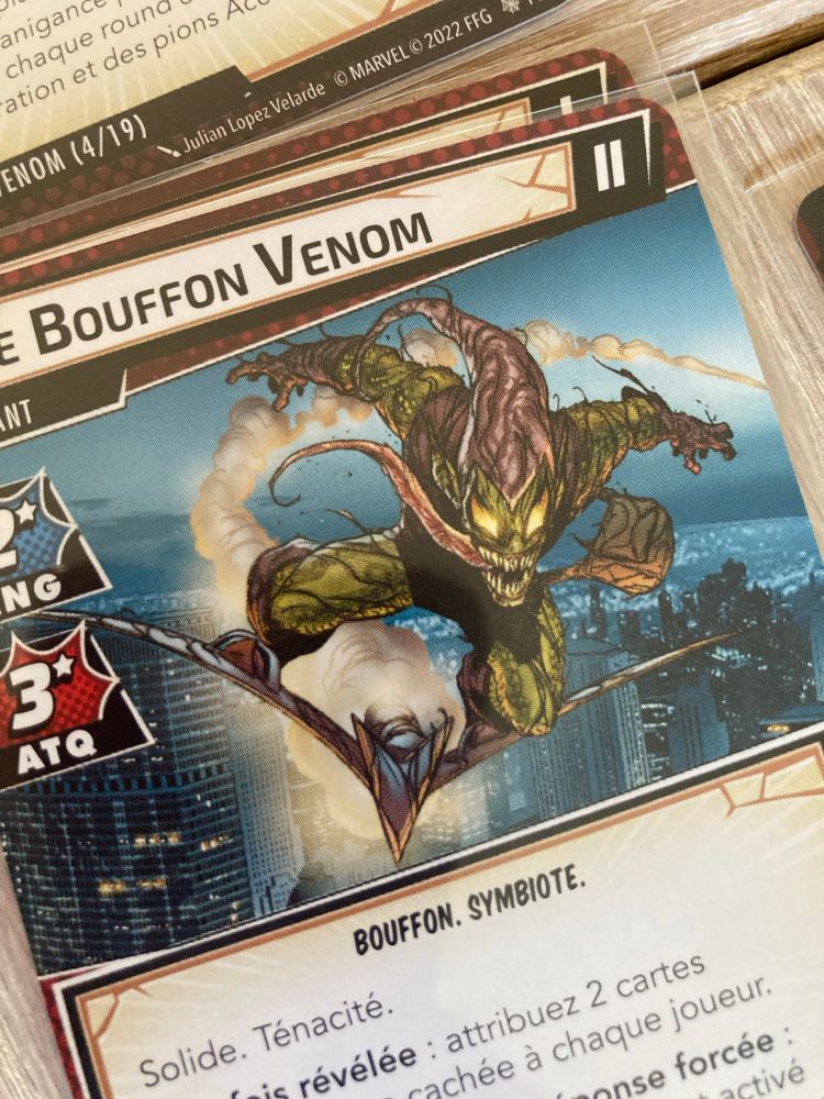 Visuel du méchant Bouffon Venom, un bouffon vert symbioté par Venom sur son aile delta 