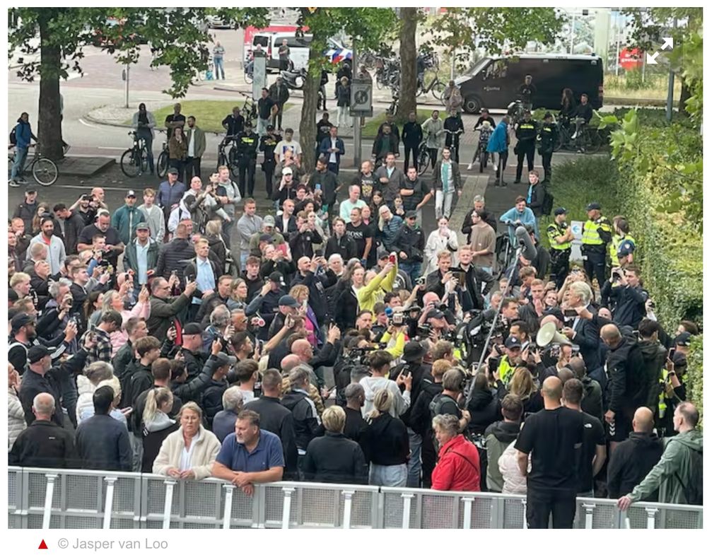 Wilders met voor zich hooguit 80-100 boze witte mannen en vrouwen.