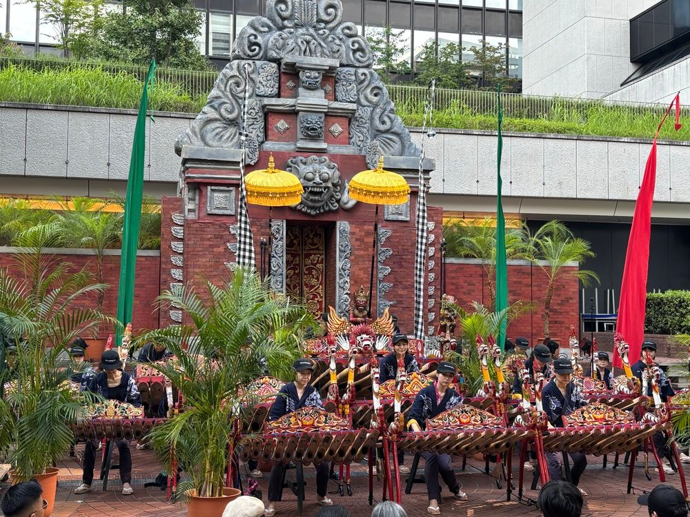 新宿で行われた芸能山城組のケチャ祭り。ジェゴグという竹製のガムラン合奏。