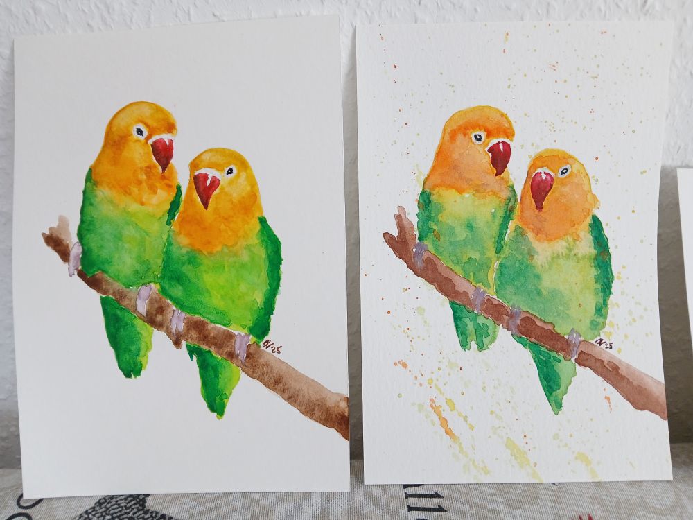 Zwei Aquarellskizzen mit dem gleichen Paar Pfirsichköpfchen 