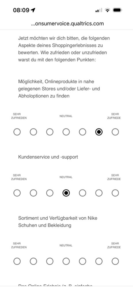 Ein Kundensurvey von Nike, der als Option auf einer Linie mit 7 Punkten links sehr zufrieden, in der Mitte neutral und rechts wieder sehr zufrieden als Auswahl bietet.