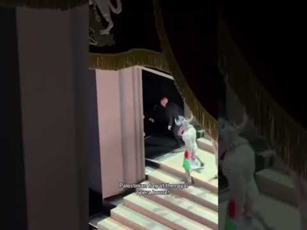 Un artista despliega una bandera palestina en la Royal Opera House de Londres