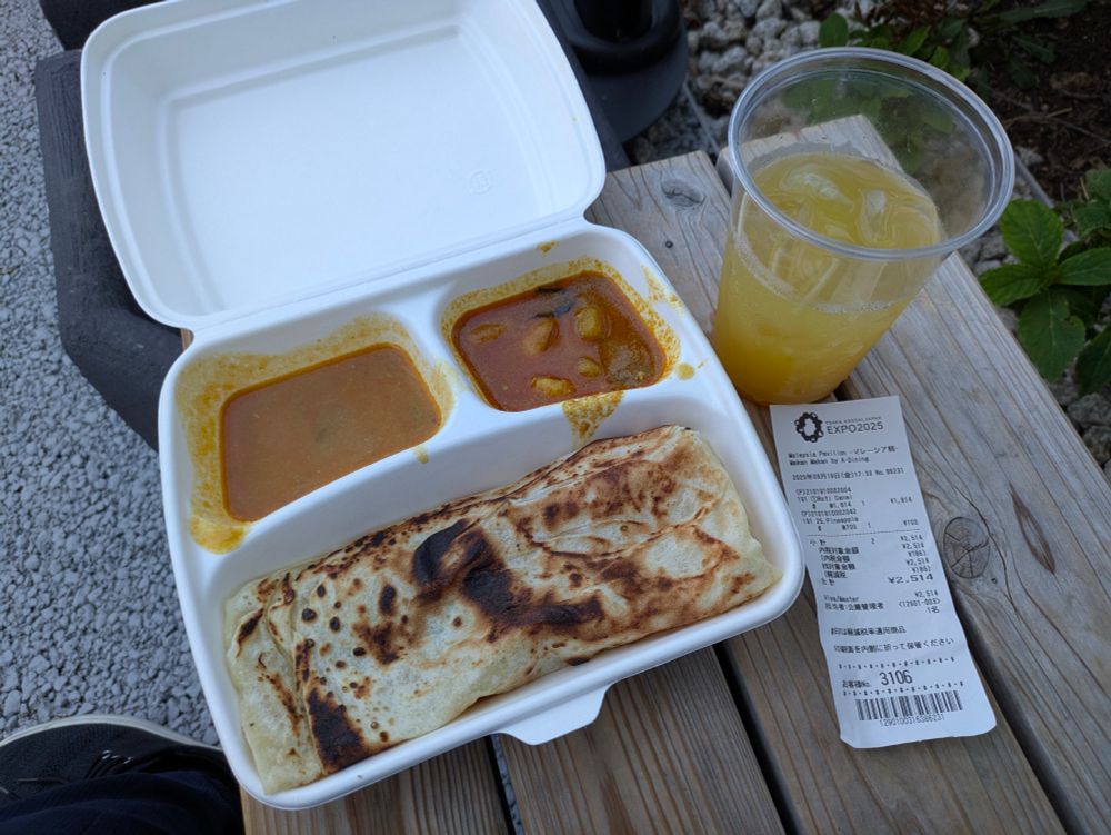 マレーシア館でロティチャナイとパインジュース(30分待ちくらい)