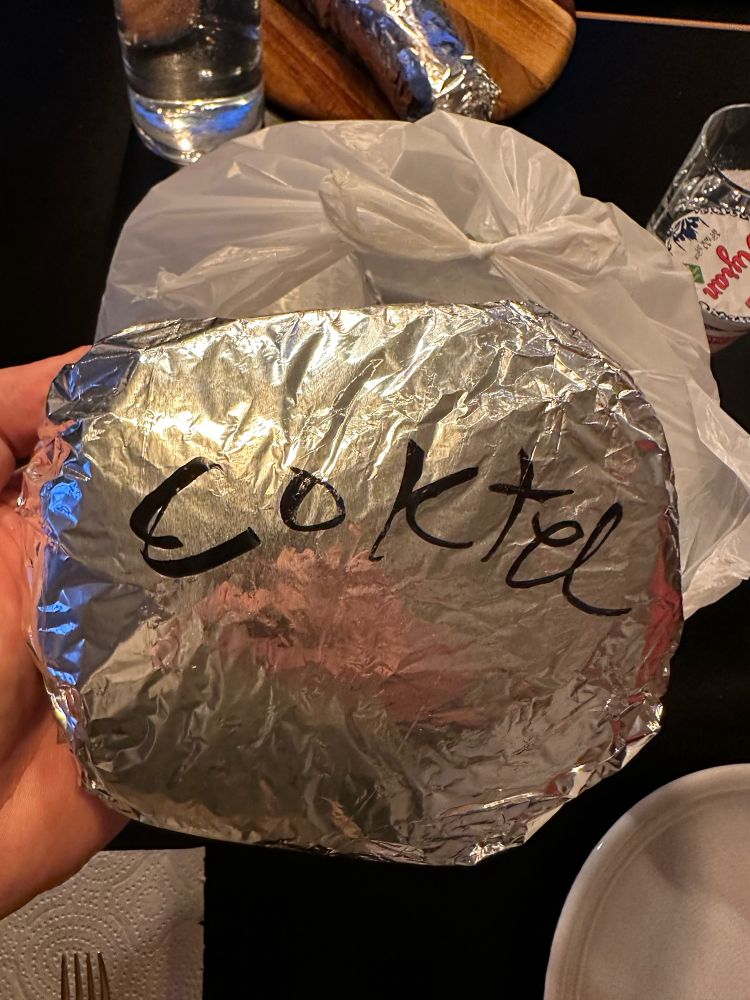 Ich halte einen noch verpackten Döner in meiner Hand. Auf der Verpackung steht geschrieben: Coktel