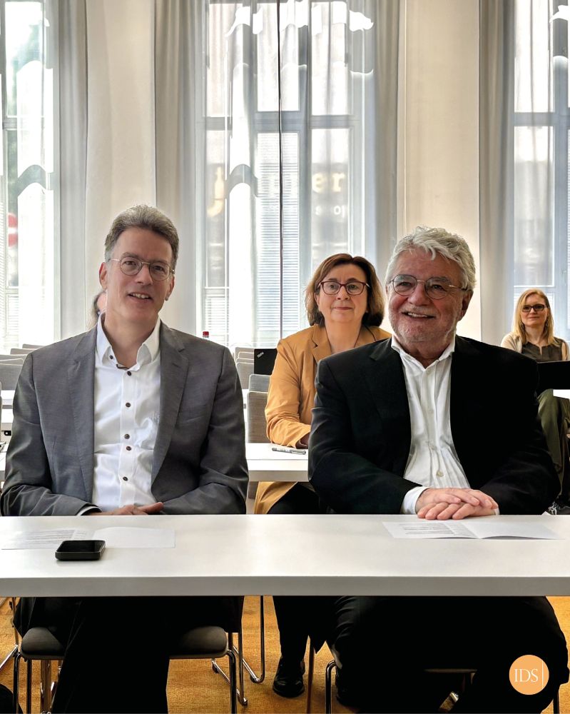 Foto von Albrecht Plewnia, der die Veranstaltung organisiert hat, und Ludwig Eichinger, zu dessen Ehren das Kolloquium stattfand, am Tisch im Vortragssaal des IDS. Foto: Schnedermann