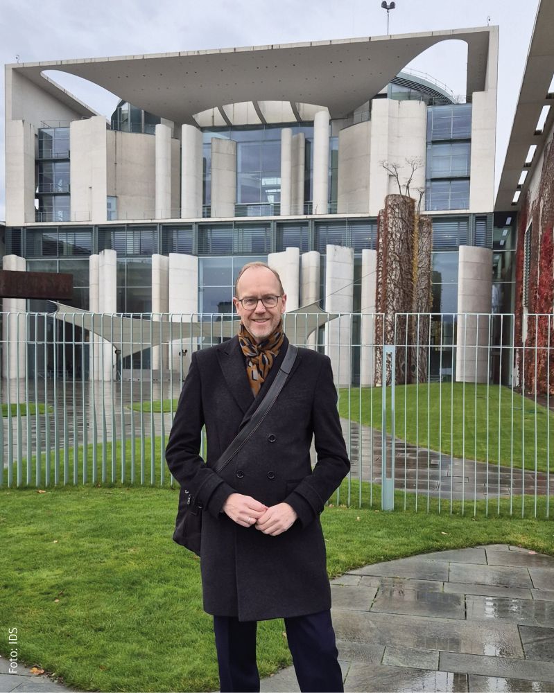 Henning Lobin vor dem Bundeskanzleramt am 14.11.2025. Bild: IDS