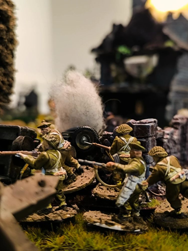 Les troupes adverses progressent Dans Le village dévasté sous le feu de l'artillerie française. 