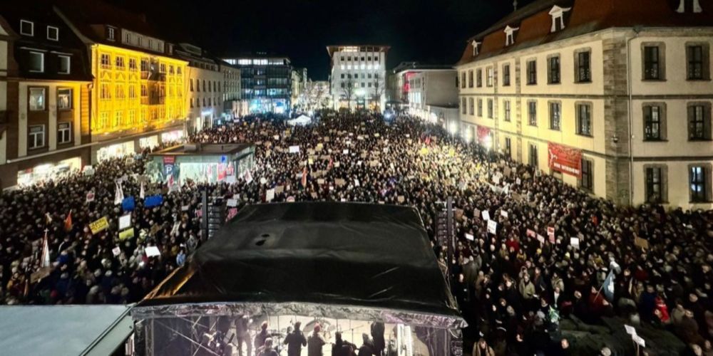 Friedliche Demo auf dem Uniplatz - Tausende Menschen versammeln sich