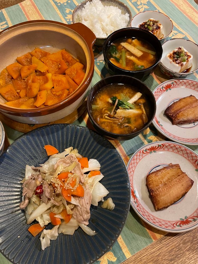 南瓜含め煮、ごはん、焼き塩鰊、肉野菜炒め、味噌汁、冷奴