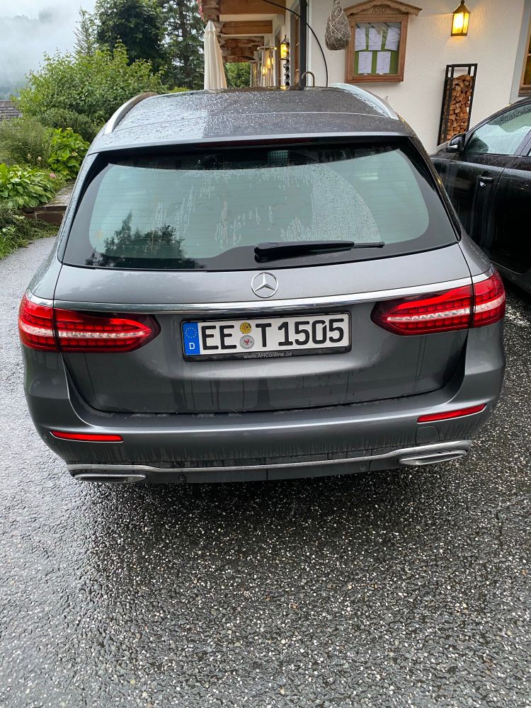 Grijze auto, Audi, met nummerbord EET 1505