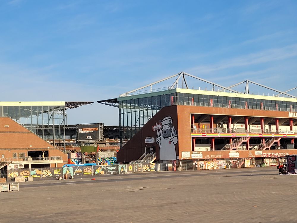 Millerntor-Stadion Ecke Südkurve/Gegengrade vom Heiligengeistfeld aus fotografiert 