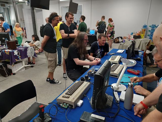 Jeff Minter jugando nuestros juegos