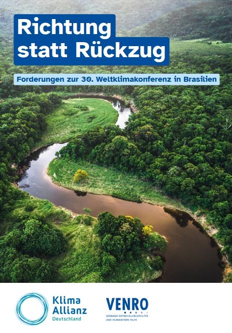 Das Bild zeigt das gemeinsame Papier von Klima-Allianz Deutschland und VENRO mit den Logos am unteren Bildrand. In der Bildmitte schlängelt sich ein Fluss durch einen Tropenwald. Darüber steht auf blauem Grund "Richtung statt Rückzug: Forderungen zur 30. Weltklimakonferenz in Brasilien".