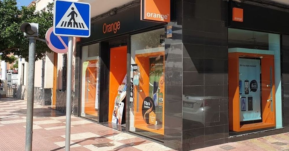 Assalten una tenda d'Orange a Puçol i envesteixen una patrulla de la Policia Local