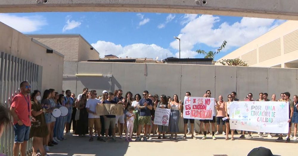 La comunitat educativa del col·legi Playas de Orihuela es manifesta per a denunciar la massificació