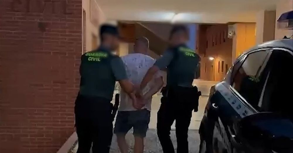 Detingut a Benifaió per enverinar un amic tirant-li líquid corrosiu en una beguda