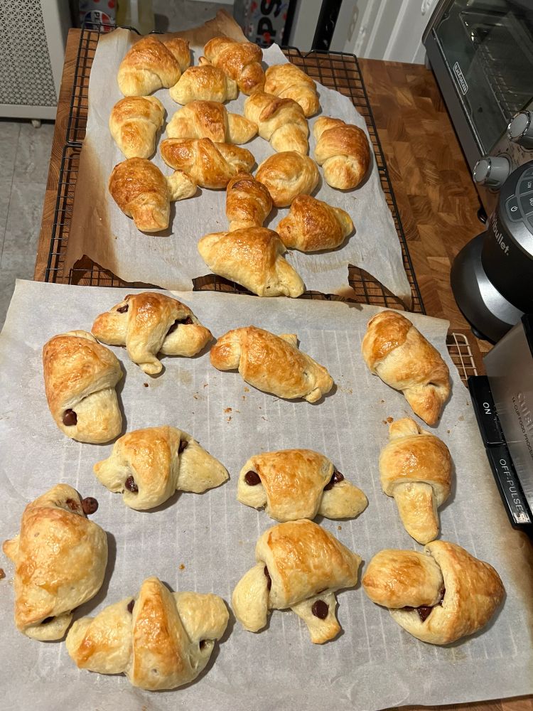 Plain and chocolate croissants