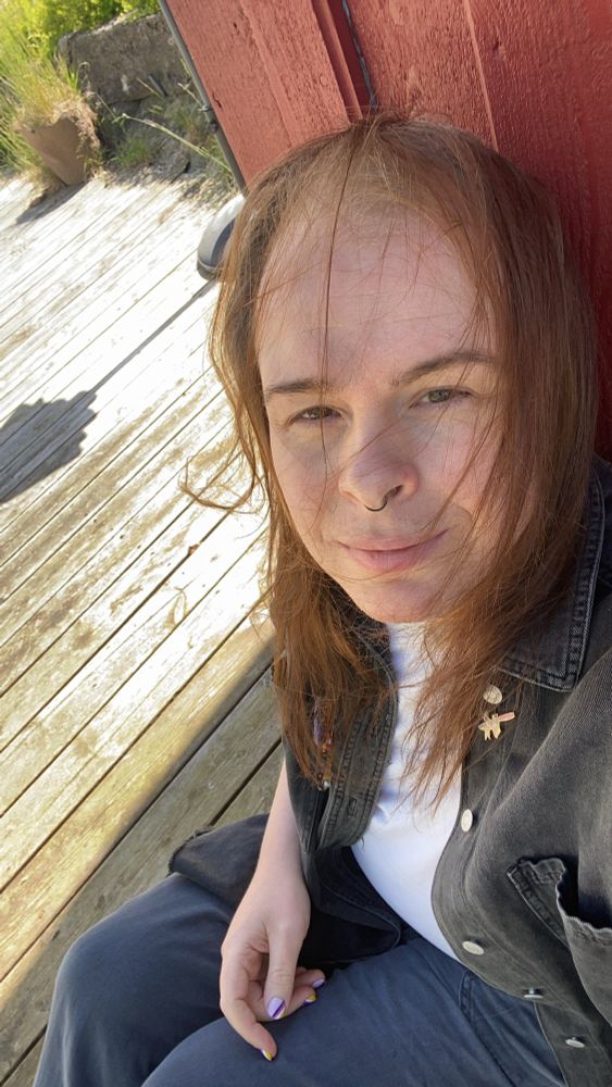 Meg på plattingen. Blå tøybuksee, hvit t-skjorte og sort jakke