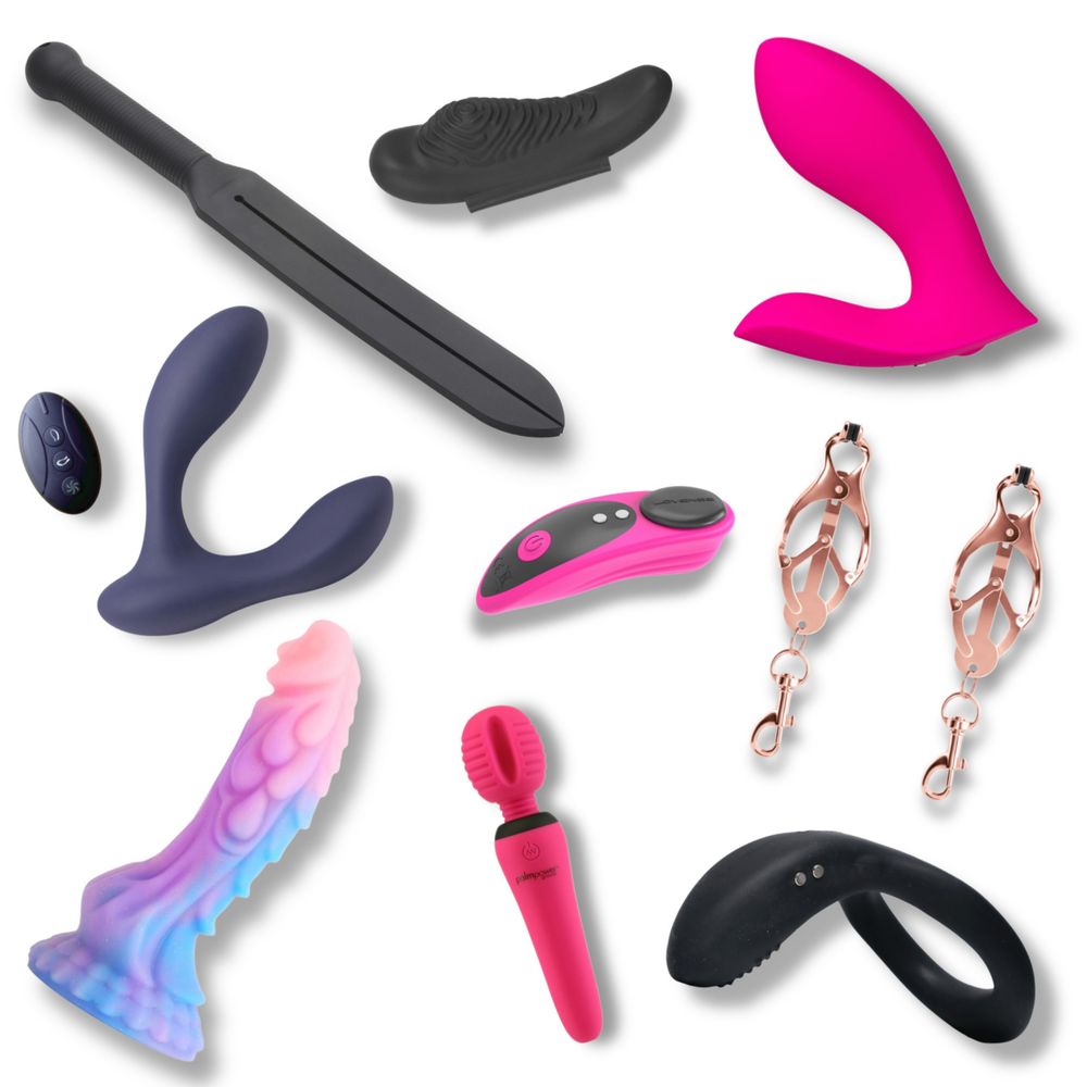Zu sehen sind mehrere Toys vor weißem Hintergrund. Es sind von oben nach unten: eine schwarze Tawse, ein schwarzer Panty Vibrator, ein pinker Vibrator, ein blauer Prostata Vibrator, ein schwarz-pinker Panty Vibrator, roségoldene Clover Clamps, ein bunter Dragon Dildo, ein pinker Wand und ein schwarzer Vibro Cockring.
