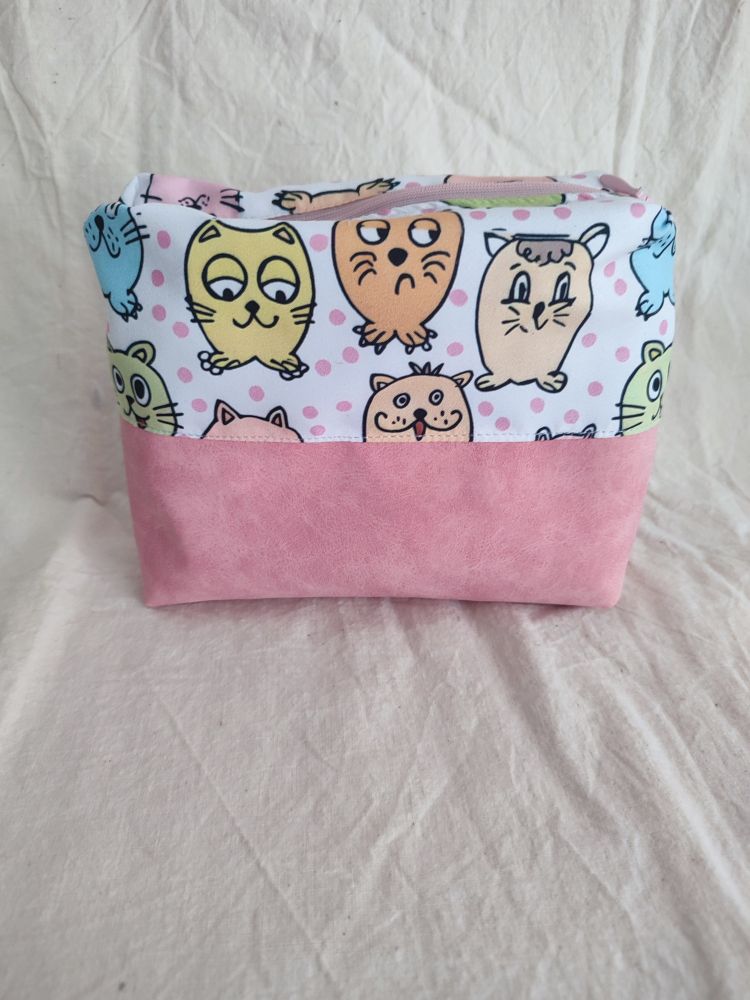 Rosa Kosmetiktasche mit Katzen 