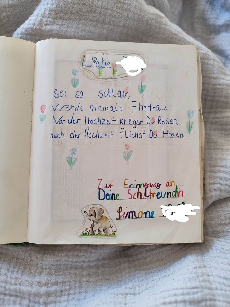 Poesie Album Spruch 
"Sei so schlau, werde niemals Ehefrau.
Vor der Hochzeit kriegst du Rosen, nach der Hochzeit flickst du Hosen"