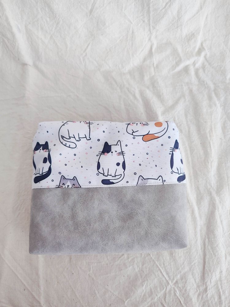 Graue Kosmetiktasche mit Katzen 