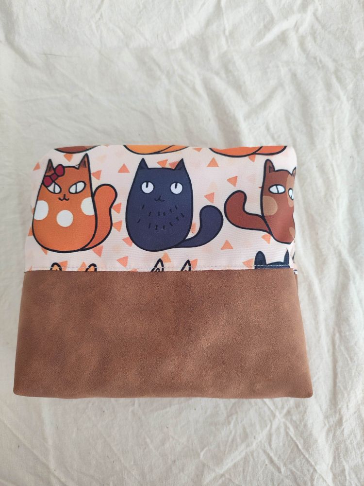Braune Kosmetiktasche mit Katzen 