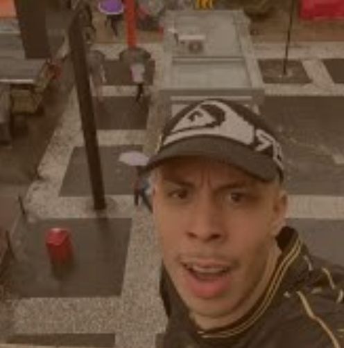 foto do odemetro que entre outras coisas faz vídeos gritando VAMO GOZAR em vários pontos da cidade de São Paulo 