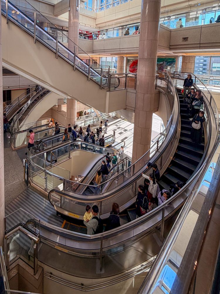 Halbrunde Rolltreppen im Landmark Einkaufscenter in Yokohama