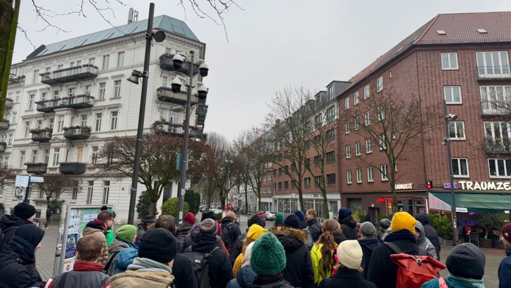  Überwachungsspaziergang des Bündnisses #ReclaimYourFace zu den schönsten Überwachungskameras des Hansaplatzes