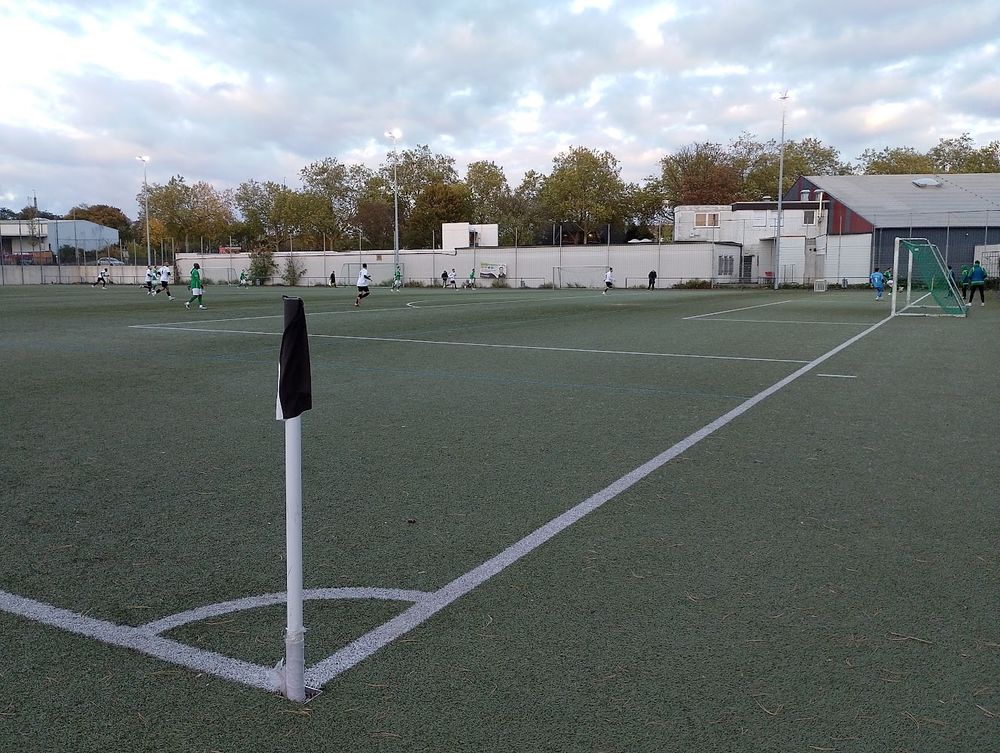Fussballspiel auf einem Kunstrasenplatz