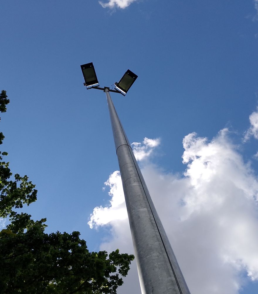Flutlichtmast von unten fotografiert 