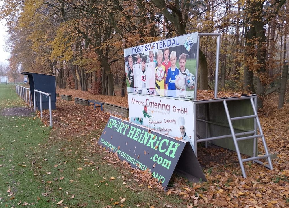 Podest mit Anzeigetafel