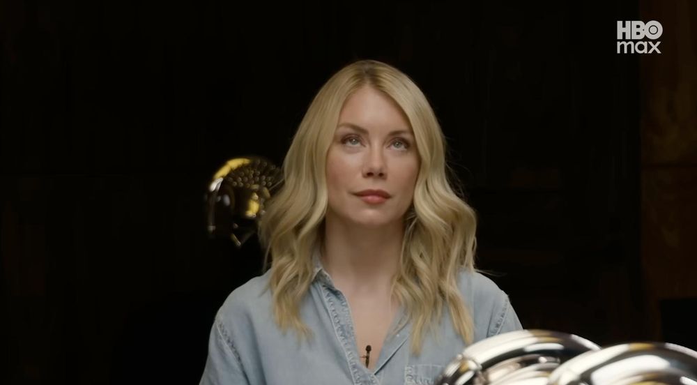Jennifer Holland rolling her eyes