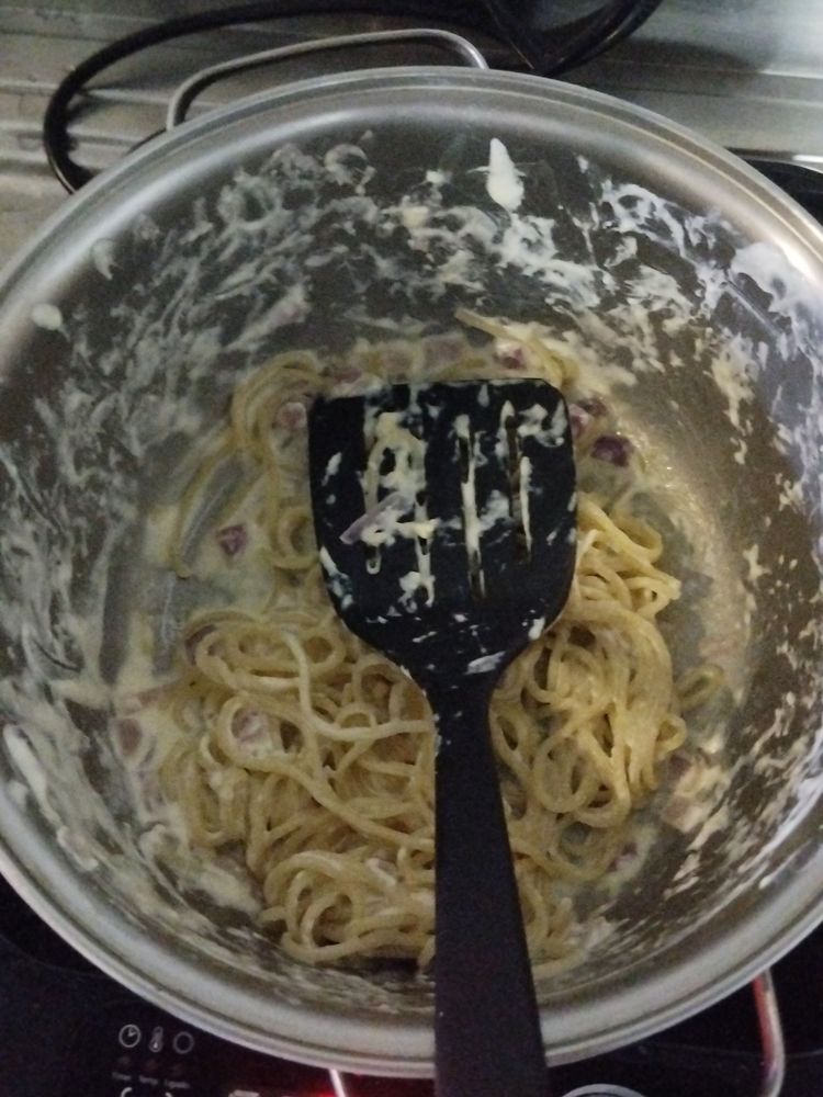 foto de uma panela com macarrão com queijo
