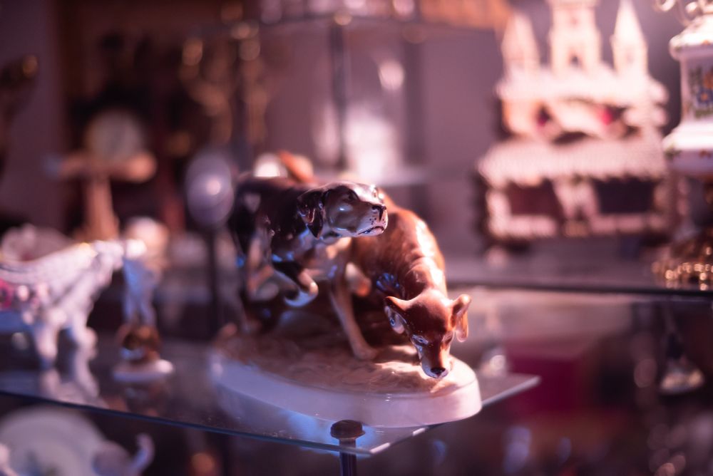 a porcelain statue of two dogs