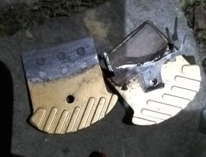 fiido t2 stock brakepad with cooling fins. golden color. one side worn down to bare metal, the other still having 3-5mm profile left