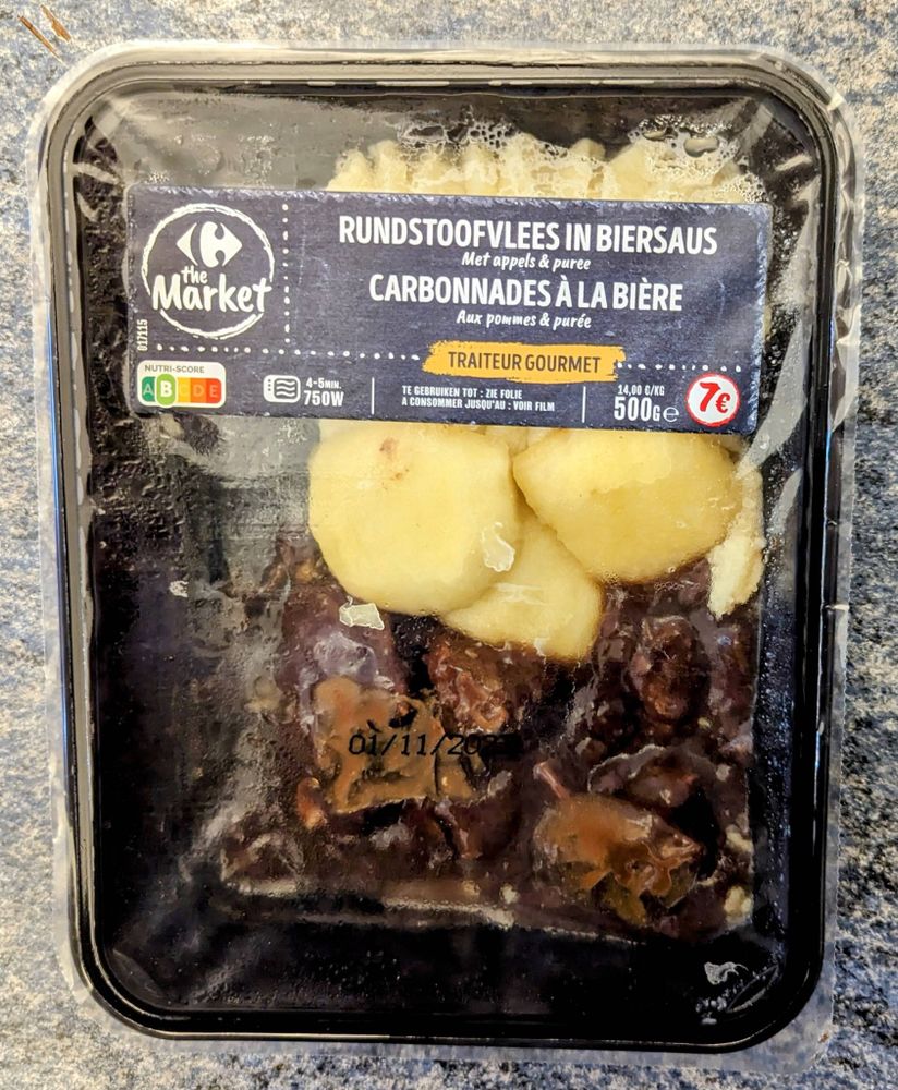 Plat Carrefour sous emballage.
Carbonade à la bière aux pommes et purée.