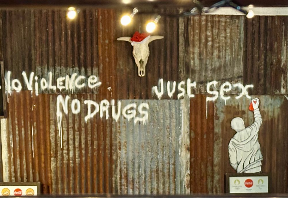 Inscription dans un restaurant “no violence, no drugst, Just sex” 