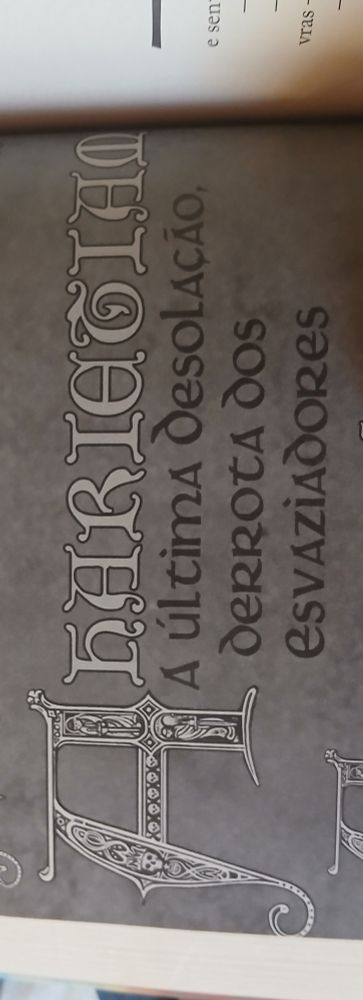 Página 724 do livro O Camilho dos Reis, uma imagem com títulos e subtítulos. O título dessa tem fontes bem elaboradas e o subtítulo em preto está escrito "a última desolação, derrota dos esvaziadores"