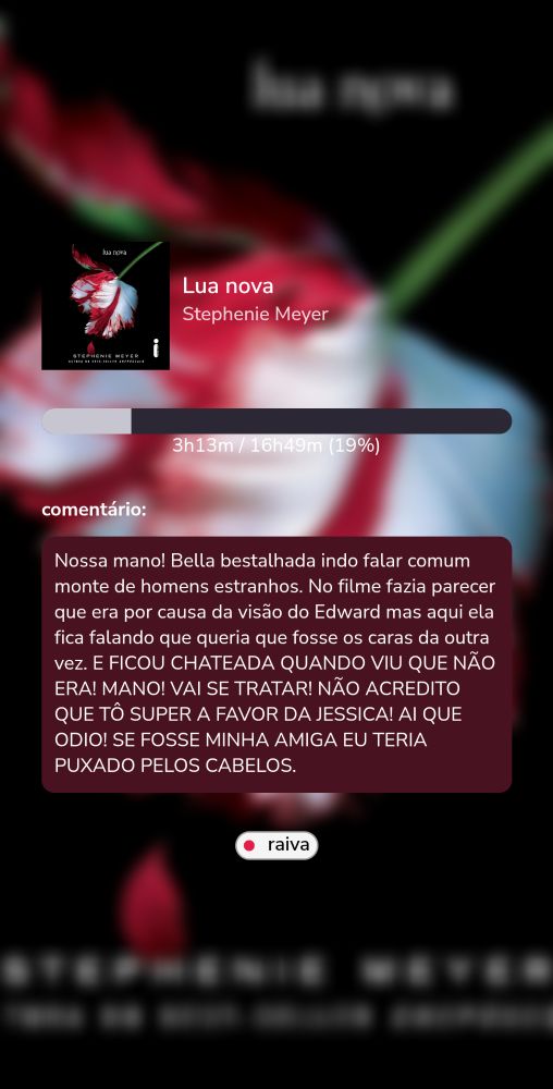 Template do maratona. Capa do livro Lua Nova na parte superior esquerda, nome do livro e autora do lado da capa em branco, abaixo a porcentagem da leitura, no meio com um fundo vinho e letras brancas meu comentário: Nossa mano! Bella bestalhada indo falar comum monte de homens estranhos. No filme fazia parecer que era por causa da visão do Edward mas aqui ela fica falando que queria que fosse os caras da outra vez. E FICOU CHATEADA QUANDO VIU QUE NÃO ERA! MANO! VAI SE TRATAR! NÃO ACREDITO QUE TÔ SUPER A FAVOR DA JESSICA! AI QUE ODIO! SE FOSSE MINHA AMIGA EU TERIA PUXADO PELOS CABELOS.
 Na parte inferior o sentimento: raiva 
