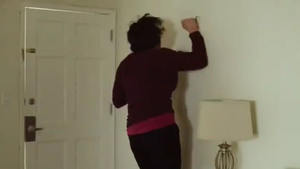 adam driver muito puto batendo na parede