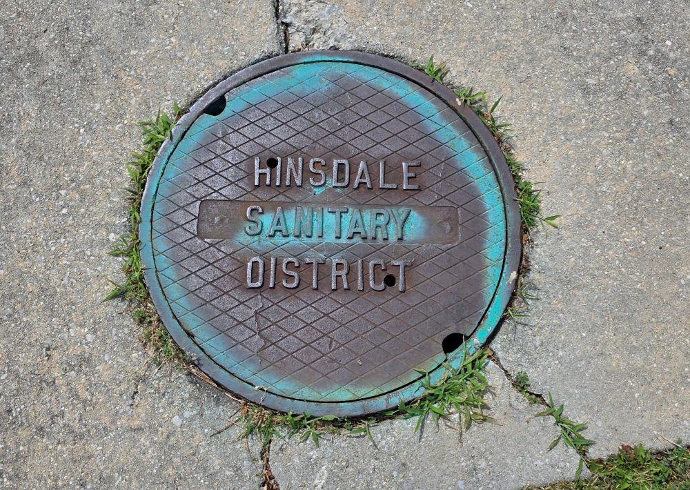 #ManholeCoverMonday 🕳️
📸 In Wesmont, 💭, I wonder if Hinsdale knows? 🦨