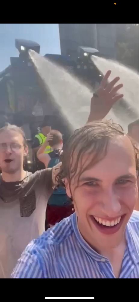 Ich vor einem Wasserwerfer