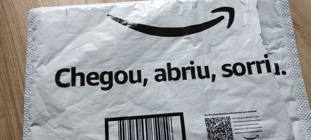 Embalagem da Amazon com os dizeres: chegou, abril, sorriu.