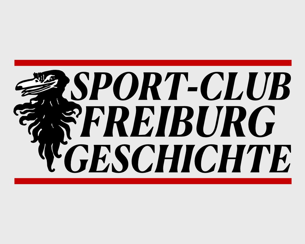 Schriftzug "Sport-Club Freiburg Geschichte" eingerahmt durch 2 rote waagerechte Linien. Auf der linken Seite des dadurch eingerahmten Schriftzugs ist der stilisierte Kopf eines Vogels zu sehen.