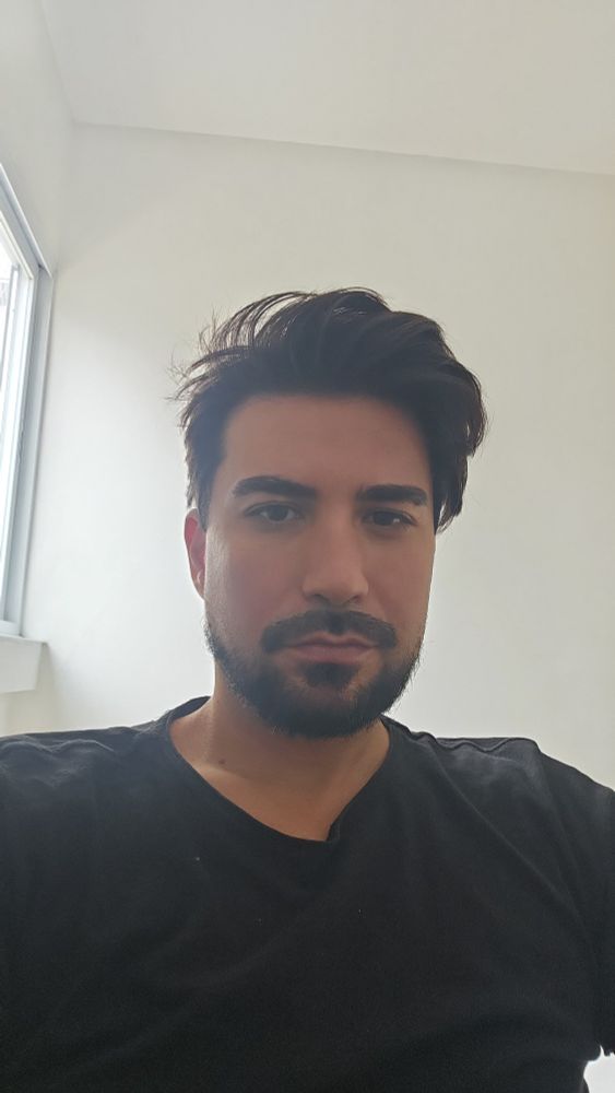 Imagem de um homem de camiseta preta.