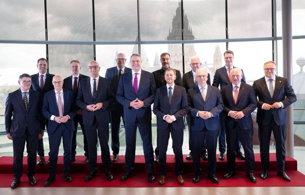 Ein Foto der letzten MPK, auf dem 14 Männer zu sehen sind.