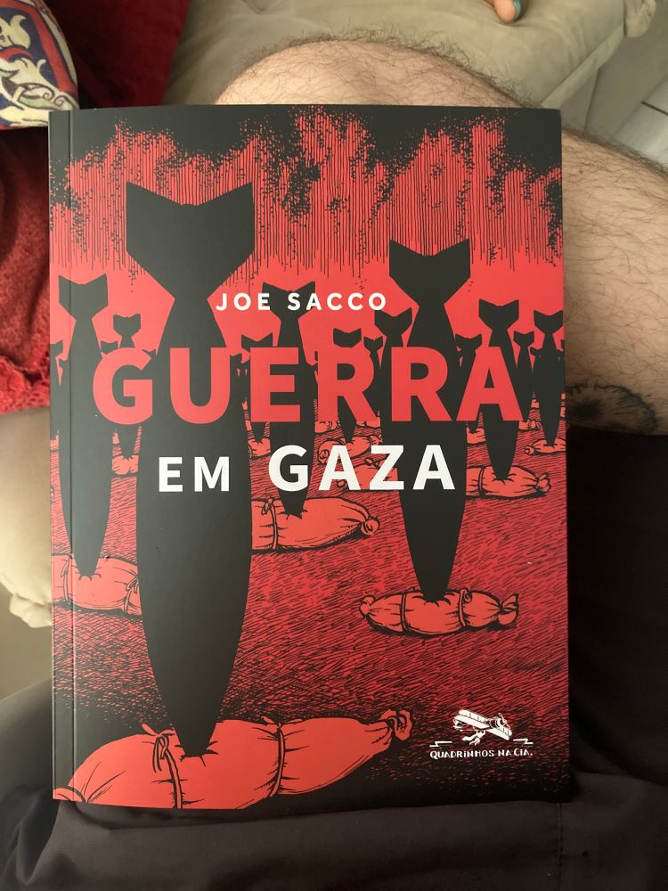 Capa do livro Guerra em Gaza, do Joe Sacco. A capa é vermelha, com um desenho de bombas caindo sobre sacos com corpos