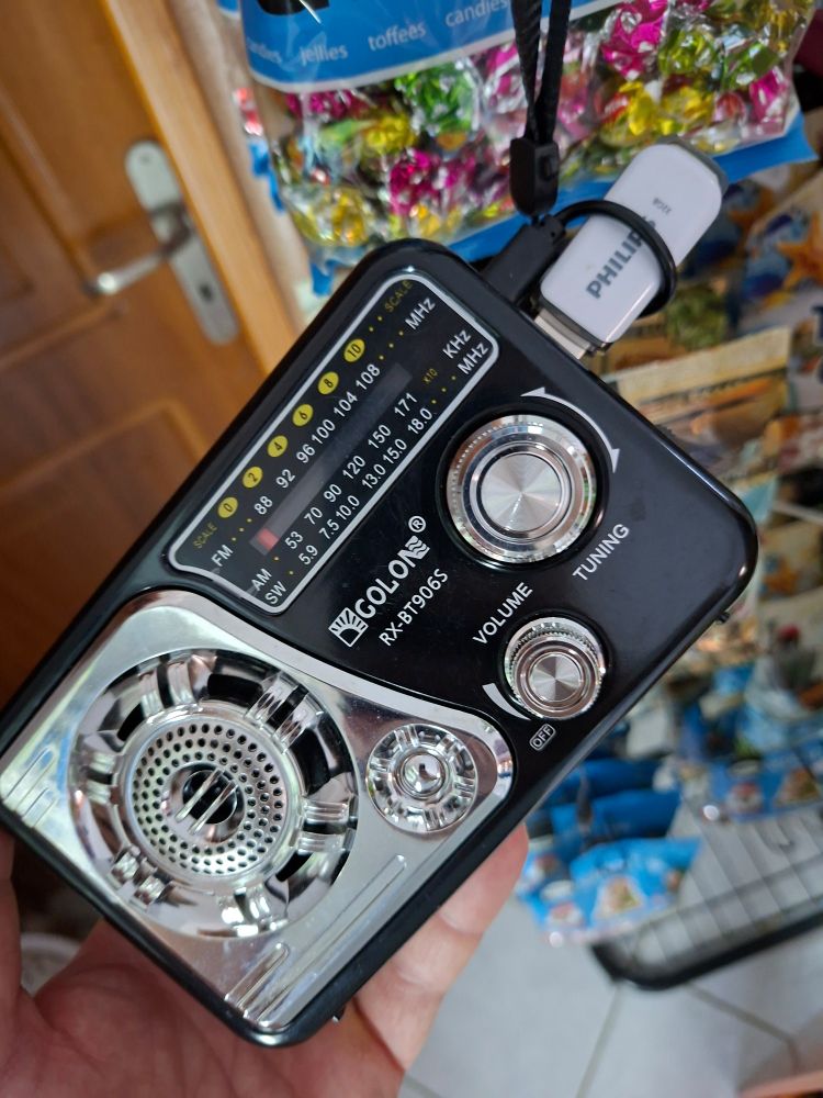 tragbares radio aus einem kleinen supermarkt